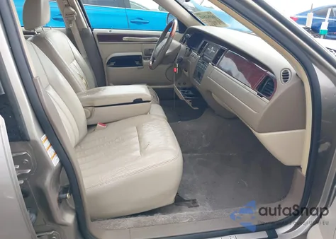 2003 Lincoln Town Car Signature z USA, uszkodzony, nr VIN 1LNHM82W63Y693150